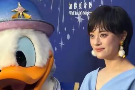 赤裸裸的挑衅？林志玲出席上海迪士尼十周年庆典和孙俪同框被碾压孙俪牵着唐老