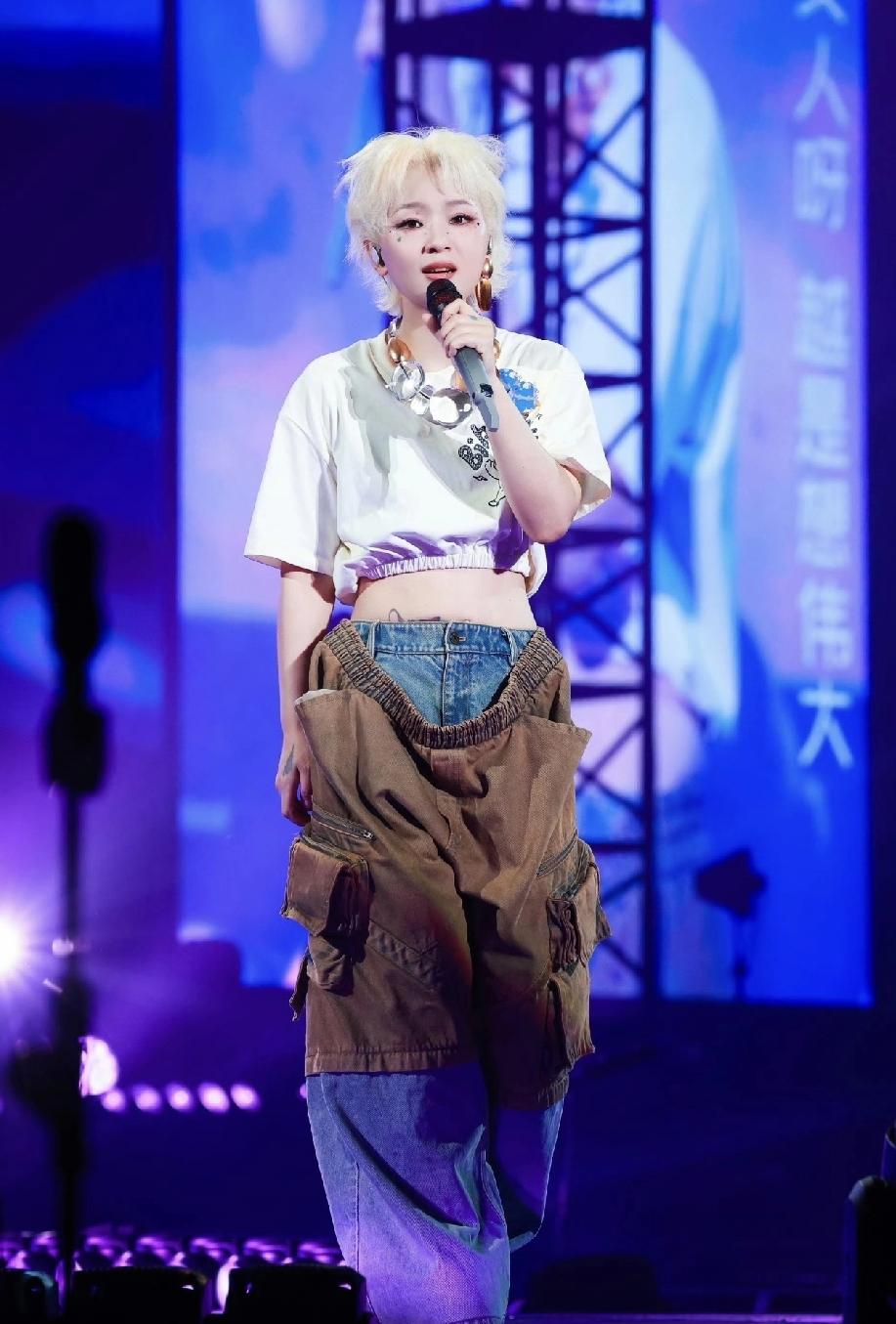 笔笔这条裤子充满玄机，没有一定胆量的人不敢穿[捂脸哭]