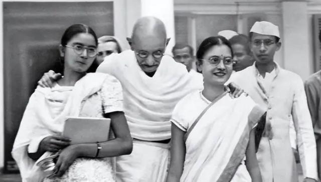 印度圣雄甘地为了锻炼自己禁欲的忍耐力，和自己的孙女、侄媳妇同床共枕，结果每一次都