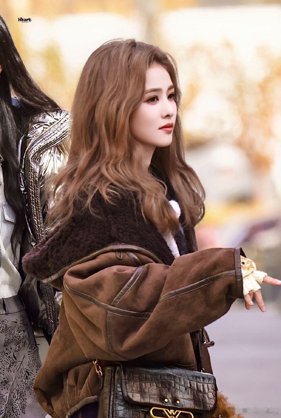 白鹿撒娇奔跑吧谁能拒绝白鹿的可爱请求？喀什古城里，她用撒娇化解预算危机，老板爽