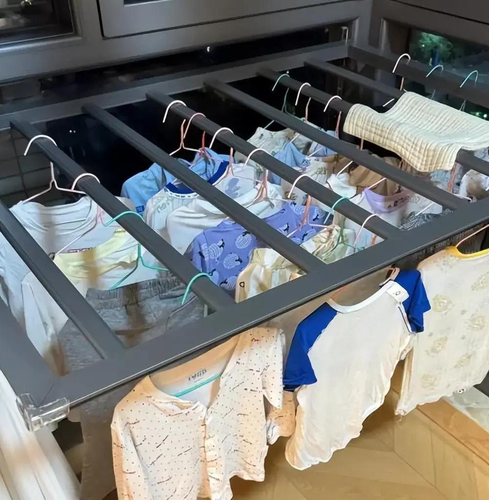 很多姐妹洗完衣服觉得干净了，结果一穿上身就觉得不对劲，要么衣服硬邦邦的贴不住皮肤