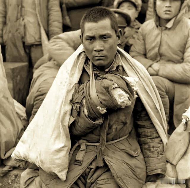 1937年，一西路军战士被俘后找机会逃了出来。途中他遇到一老乡，央求对方送他到黄
