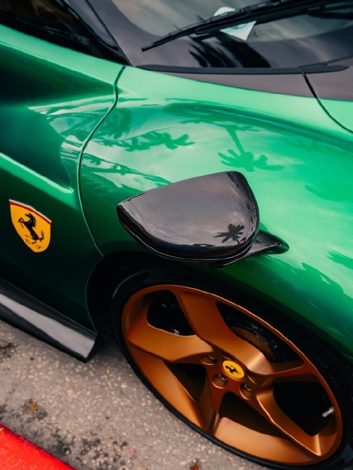 法拉利DaytonaSP3于动静之间尽显非凡底蕴。利落流畅的车身线条勾勒复