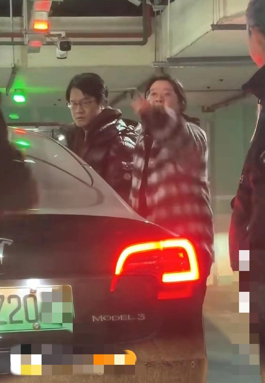 地下车库内，女子乱停车挡道，后面三台车一起鸣笛催促，她倒好还下来骂人还要报警。大