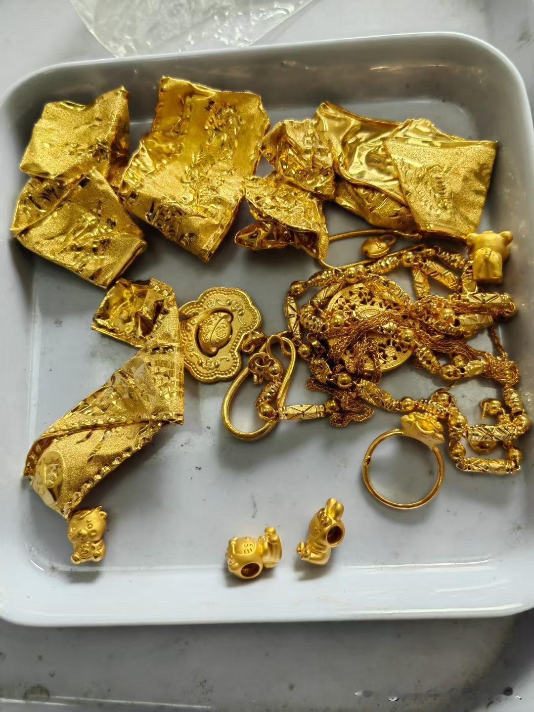 12月23日的金价，眼尖的人已经看出来了。不是金价暴跌慌着止损，恰恰相反，这波