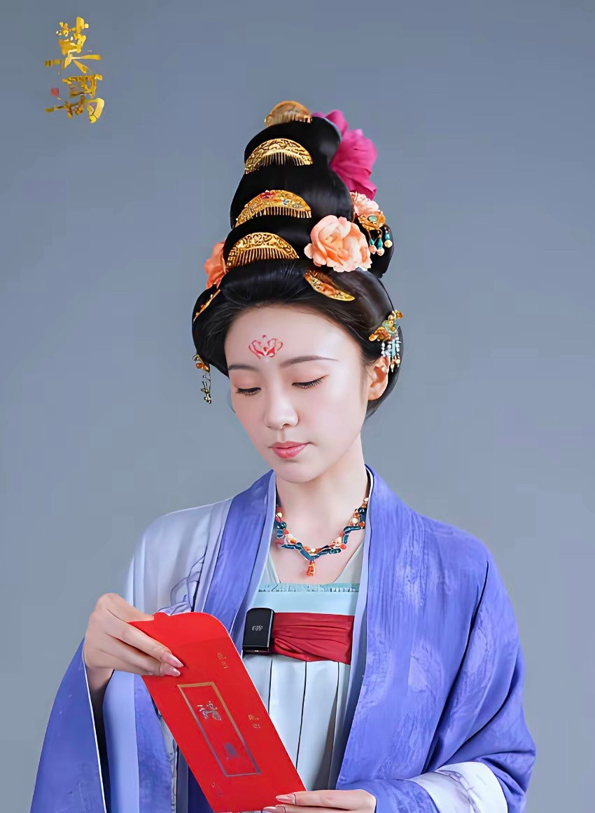 最近看浪姐的时候发现，爱豆和演员的造型真的存在太大的差别了。张月小姐姐不论是私服