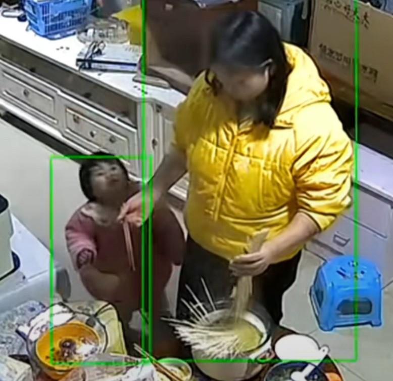 宝妈煮面条孩子不慎拽翻电锅，滚烫的热水瞬间泼出，娃被烫伤，妈妈反应迅速立即抱起