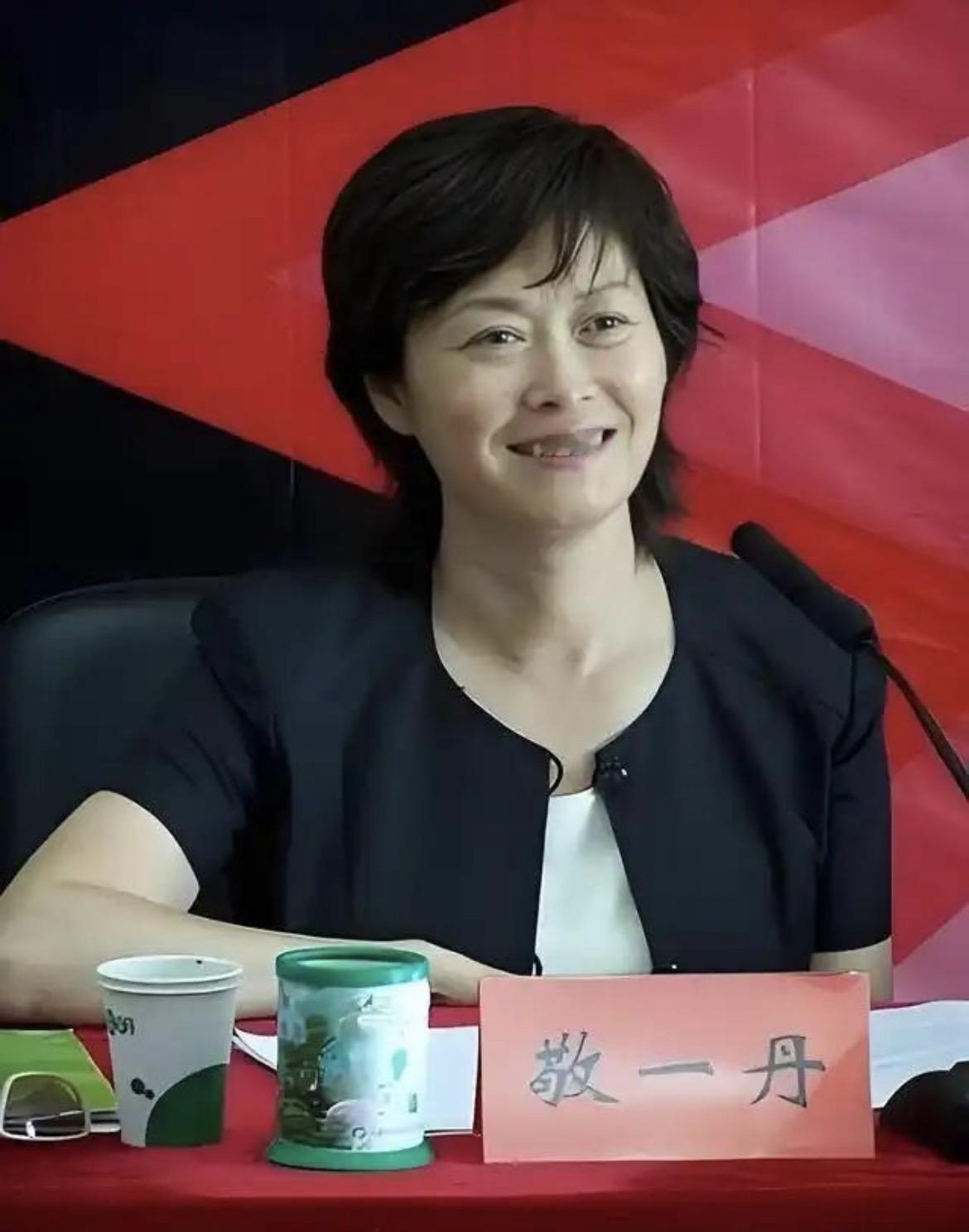 我女儿问我，敬一丹为啥葬在八宝山？我白了她一眼说，不是凭什么，是因为她够格，