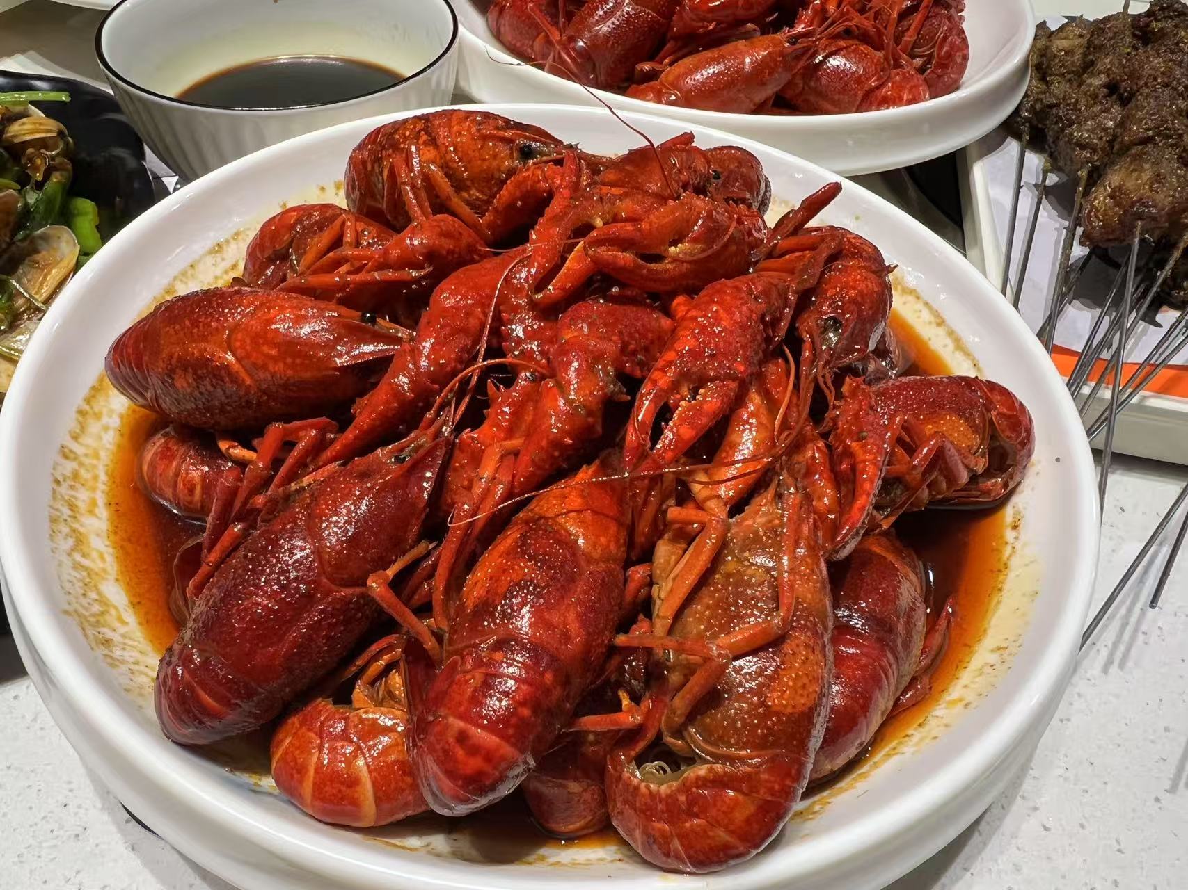 小龙虾价格暴降近50%今年餐饮行业龙虾大环境非常不好，南京有一家非常有名的杨x