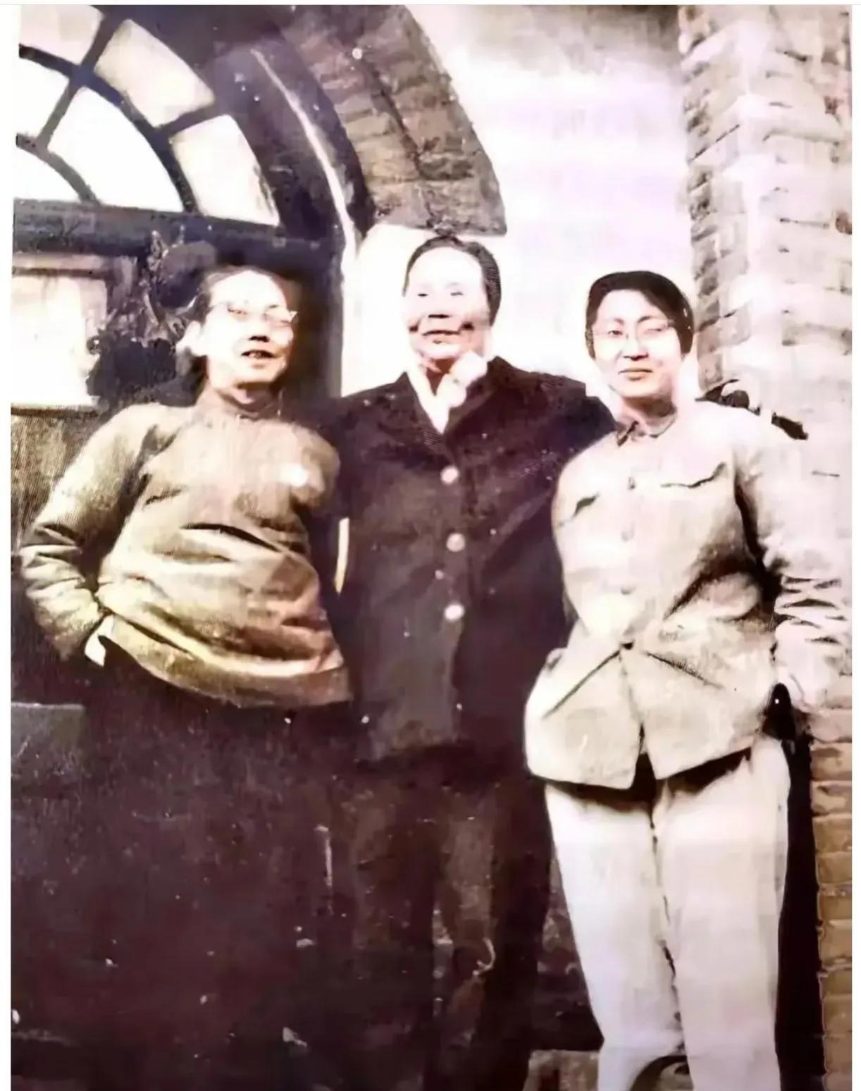 上世纪60年代的一张老照片，李敏与两位婶婶钱希均、周文楠站在石砌建筑前。钱希均着
