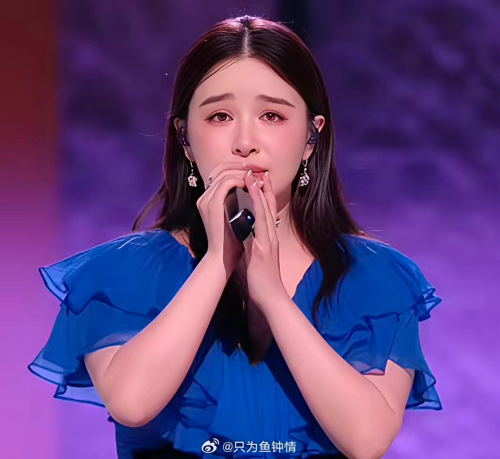 一个人的人品，真的装不出来不信你看阚清子在初舞台上阚清子唱《爱的代价》，唱到动情