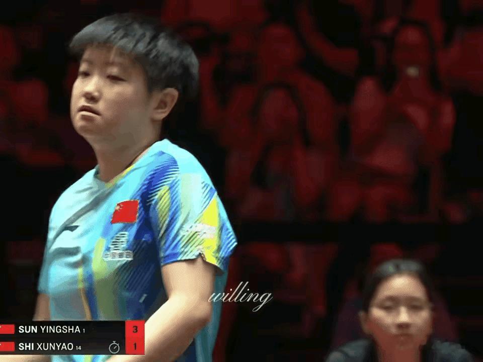 莎莎3:1战胜队友石洵瑶后，第一时间去和石洵瑶握手，并笑呵呵地和小石说了句什么。