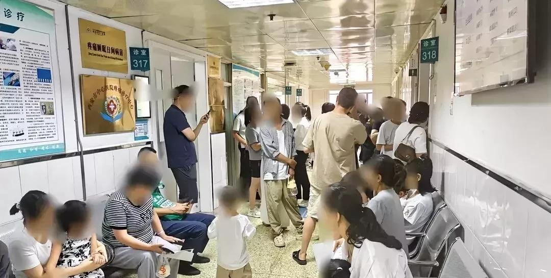 233名幼儿铅中毒，有家长表示哪怕是借钱、贷款也要治好孩子，这就让人错愕了。很