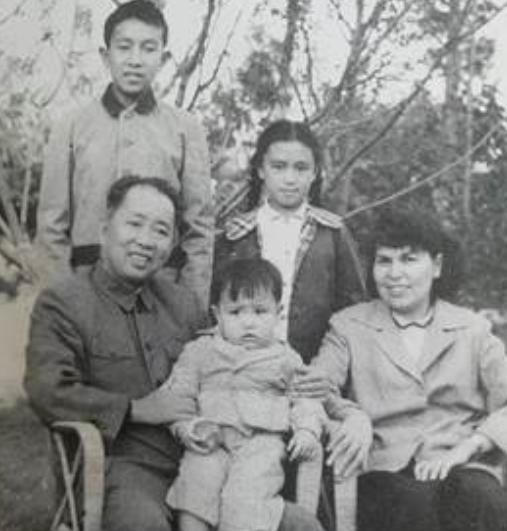 1965年，55岁的刘亚楼因为操劳过度，不幸英年早逝，离世前，他叮嘱小自己15岁