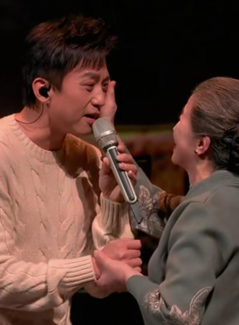 邓超，估计想不到，和迟蓬老师合作的《妈妈的电影院》会走进观众心里在春晚舞台上