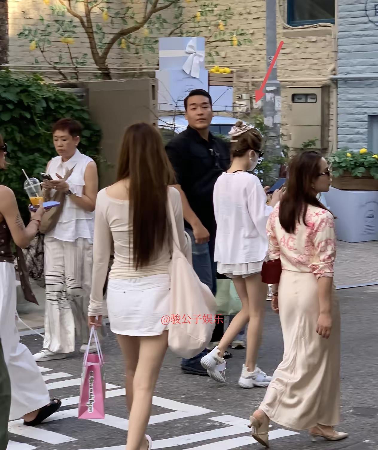 赵露思带着爸爸妈妈奶奶外婆去韩国旅行，大病痊愈后的她状态在线，精气神十足！她一直