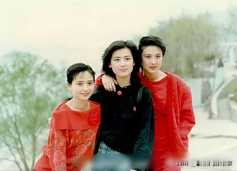 《戏外三美同框：这才是“古典颜值天花板”》电影《红楼梦》的戏外合