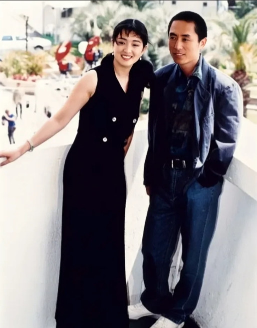 这张照片展现出了巩俐和张艺谋1990年在法国戛纳的情景，那时候巩俐25岁，美丽动