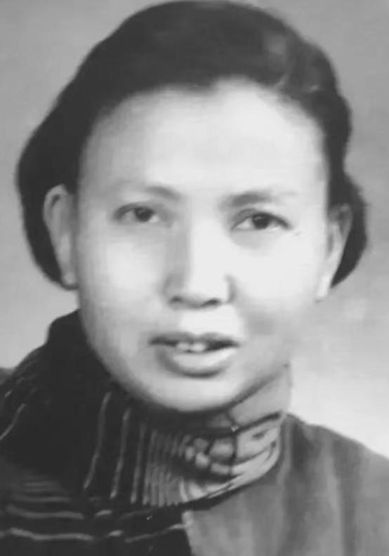 1941年，一名新四军女兵被俘虏，敌人准备活埋她，行刑前，敌人突然问：“你认识莫