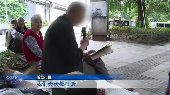 重庆一位八旬老人，嫌自己小区用音响的人太多，太嘈杂，影响了他享受音乐，于是，每天