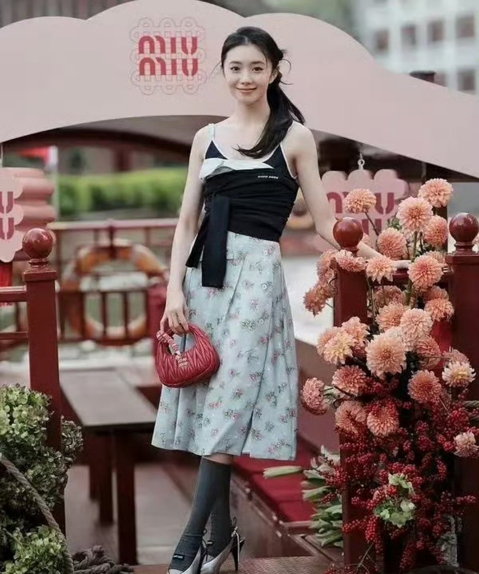 我觉得赵今麦的造型不是造型师的问题，而是品牌主意太大，明星没有搭配权，只能乖乖执