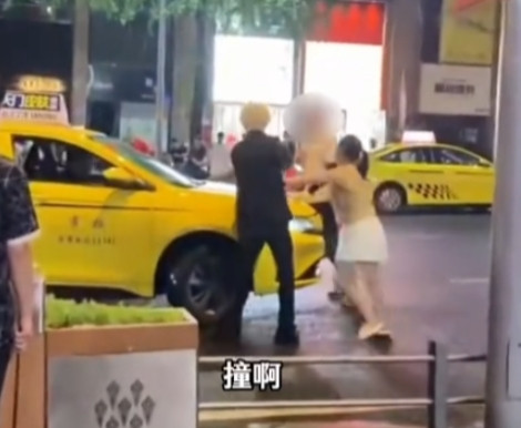 这简直是谋杀！”重庆街头，一对男女在凌晨3点，与出租车司机发生激烈争吵，怎料，司