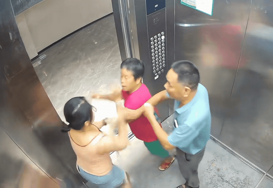 住宅楼人狗争电梯，每天每个电梯都在发生的事。带狗搭乘电梯，还把狗绳拉的那么长，