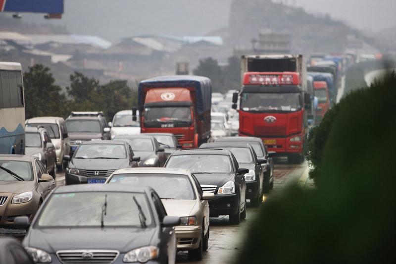 堵堵堵看到每年都是高速上开车族堵堵堵的，这里头还有当时高速设计者近视眼的缘故