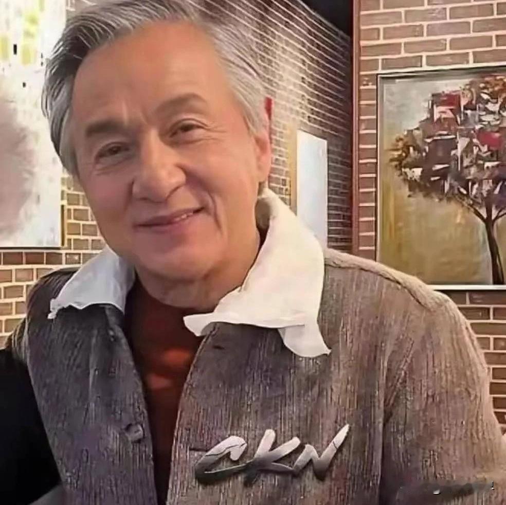 成龙和英达一样，老了老了，都开始念起儿女情。先是英达蹲守儿子直播间刷礼物，再传成