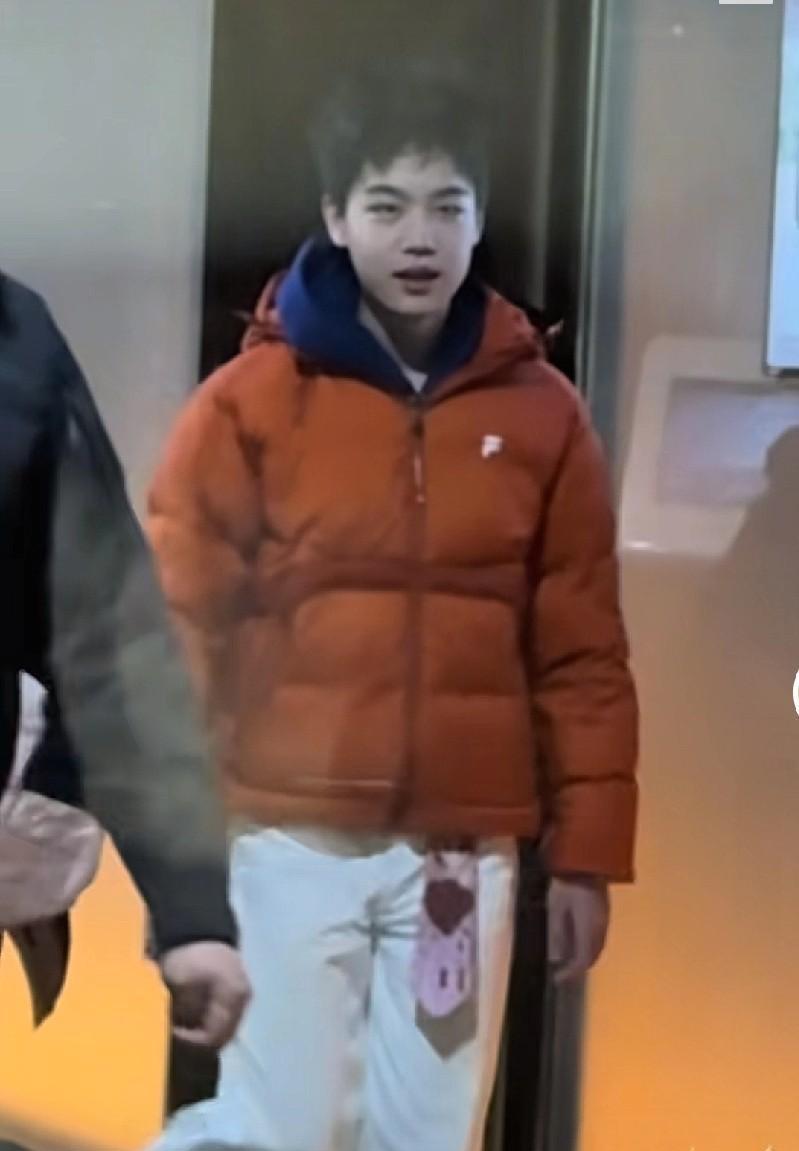 当所有人还在怀念他童年的灵气时，资本已经用真金白银，投票选出了他成年后的第一张脸