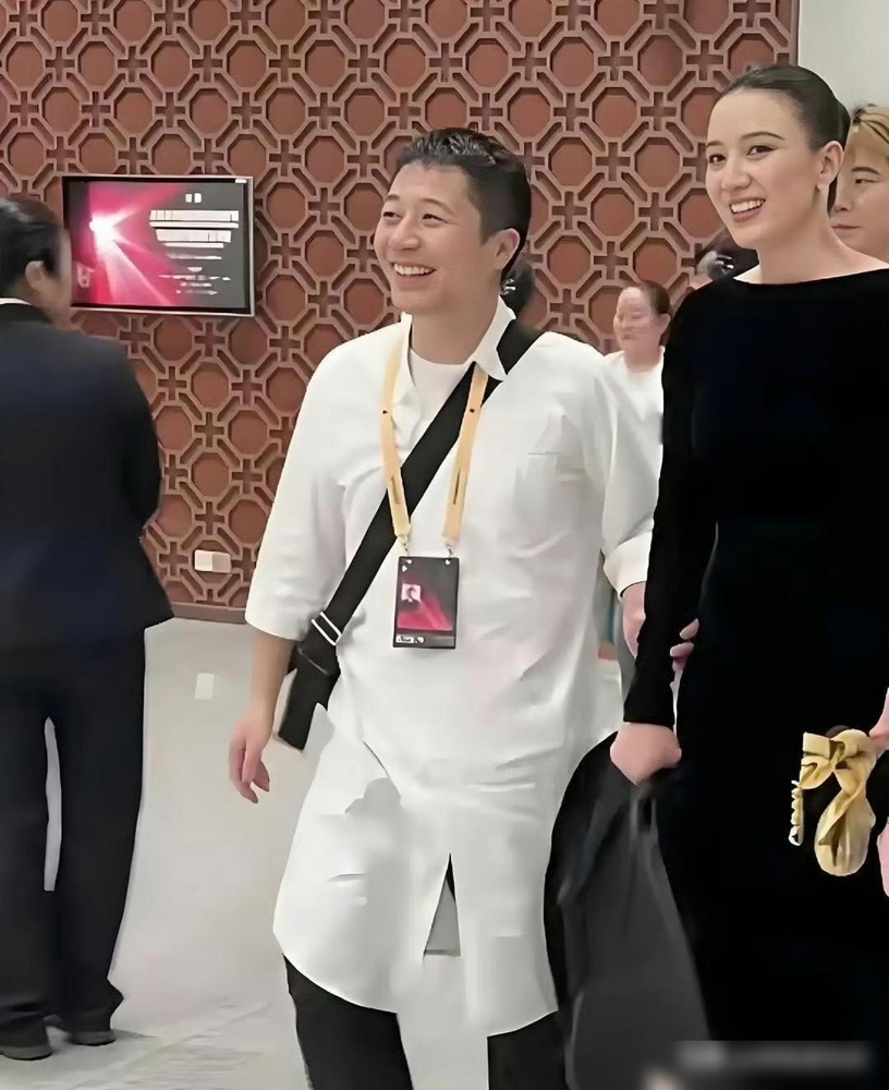 宋佳老公是有点旺妻体质的[狗头]自从嫁给了王伟，宋佳事业就一路开挂，各种奖项拿到手软！可“旺妻”这两