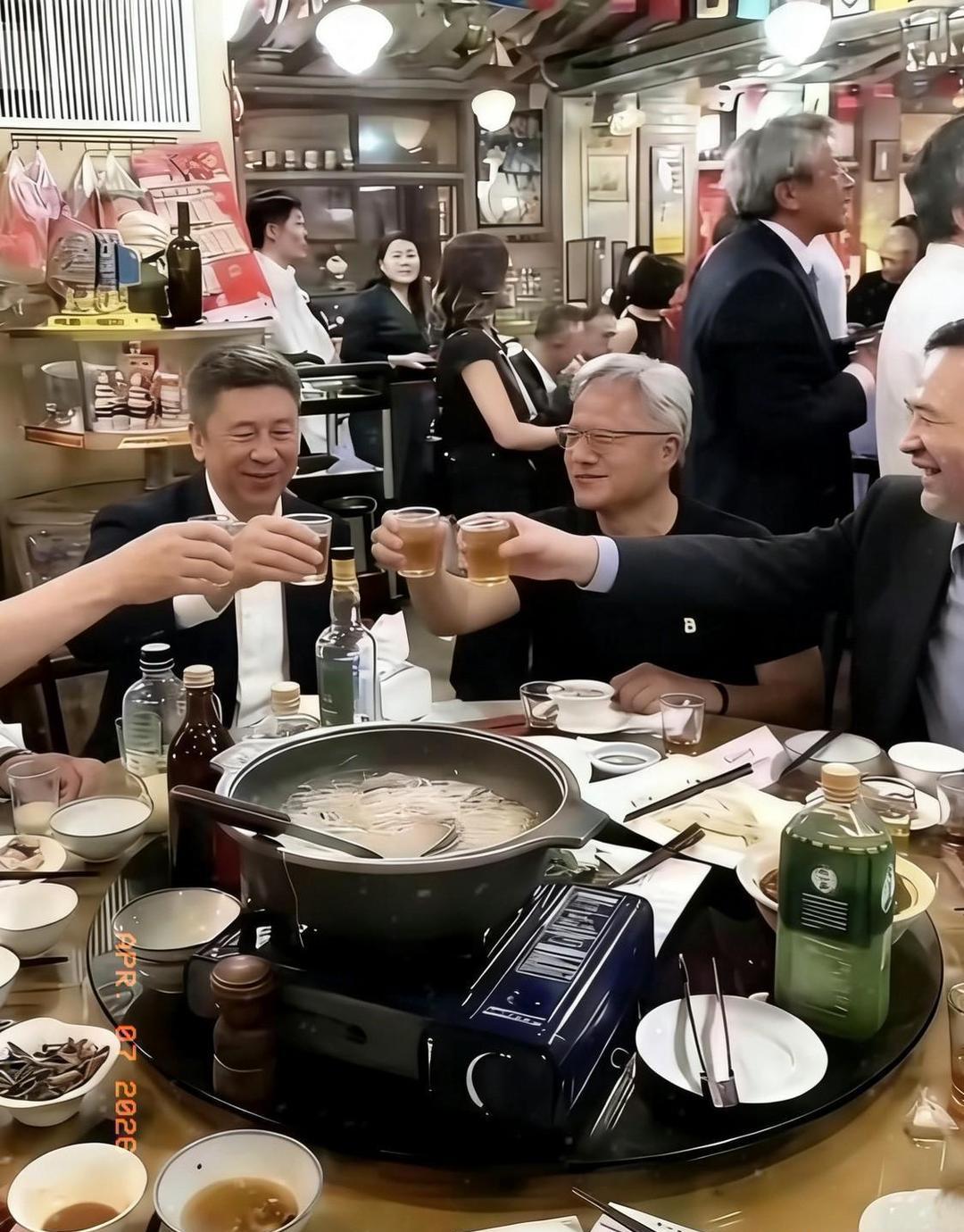 人家压根不需要靠喝茅台、用包间、让别人倒酒这些事来证明什么，简简单单就已经很好。