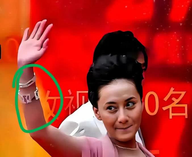 女明星上台就“走光”，是意外还是故意？有人说女明星走红毯、表演前，肯定会检查