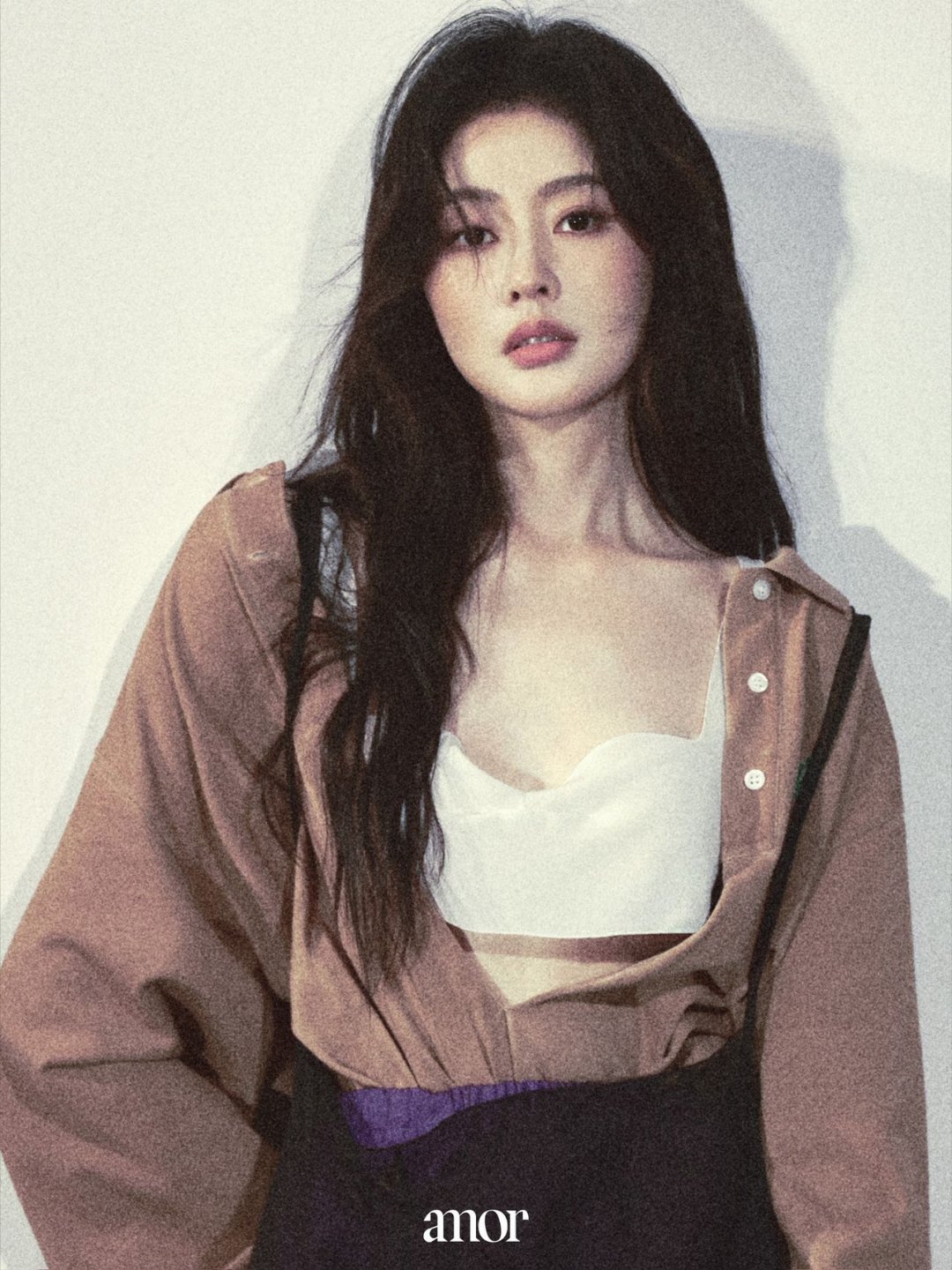谁懂啊张天爱这组杂志图直接美到心坎里，慵懒随性自带松弛感，切换干练酷飒又气场全开
