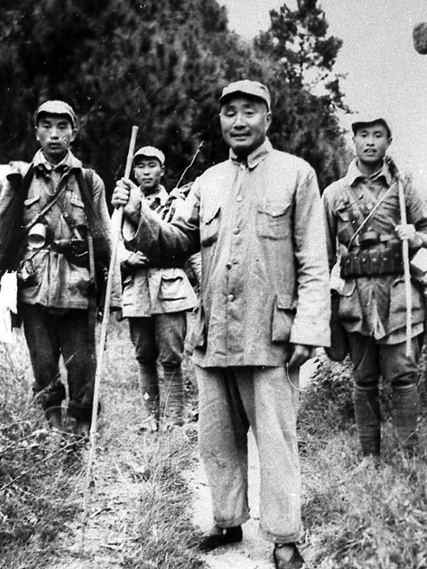 刘伯承在《回顾长征》里写下过一句分量极重的话：当时，如果不是毛主席坚决主张改变方