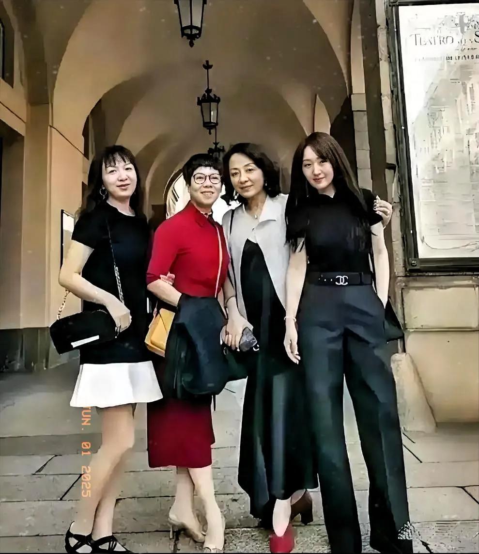 这是2023年杨钰莹与同班同学的合影，虽然年龄都差不多，但是相貌比较起来，杨钰莹