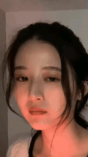 古灵精怪，淘气的小丫头