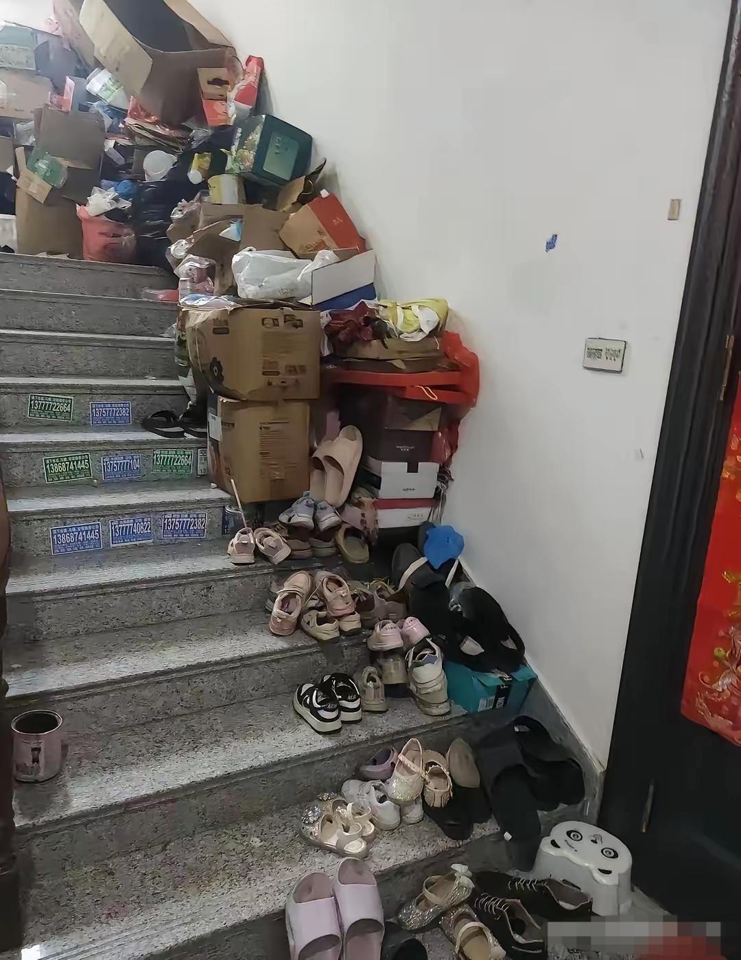 看看这楼道，成了他家储物间了，真闹心，咋办呢？