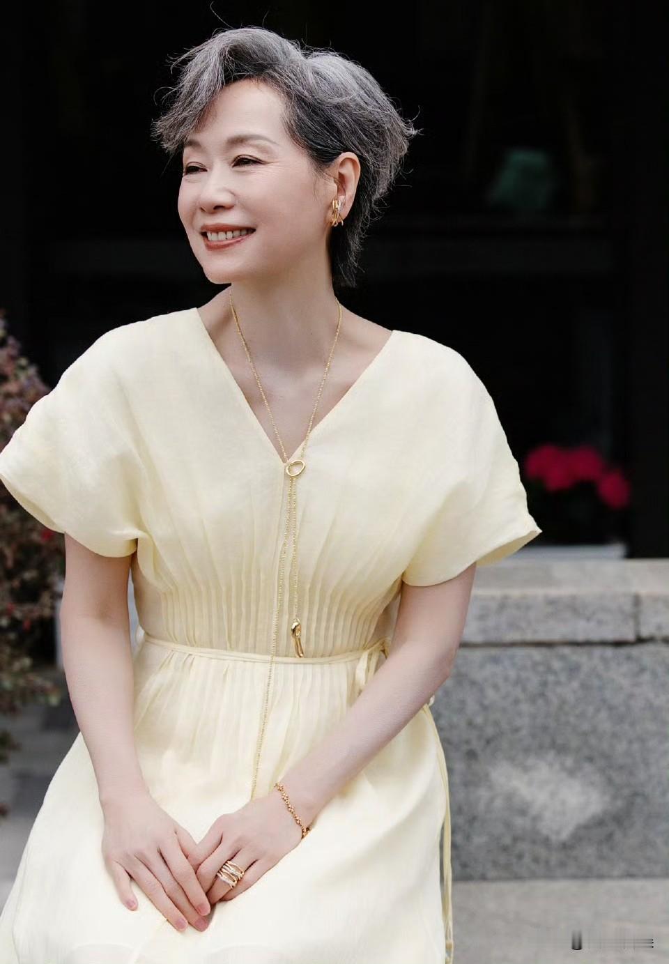 63岁叶童，难掩喜悦！5月19号，叶童在个人社交平台上，连晒了六张照片，每