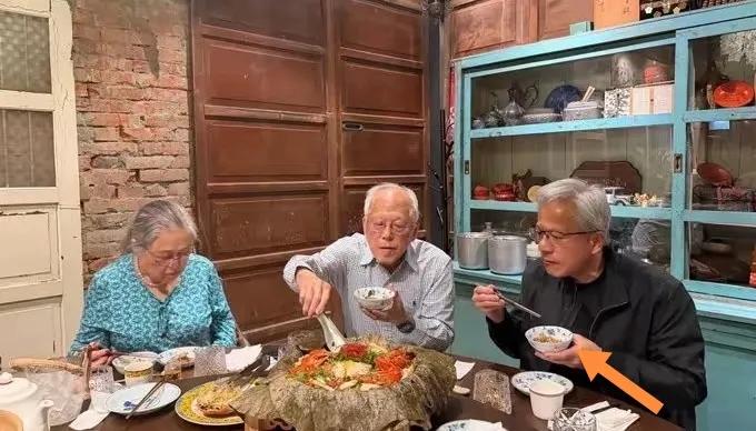 黄仁勋博士和父母一起吃饭。