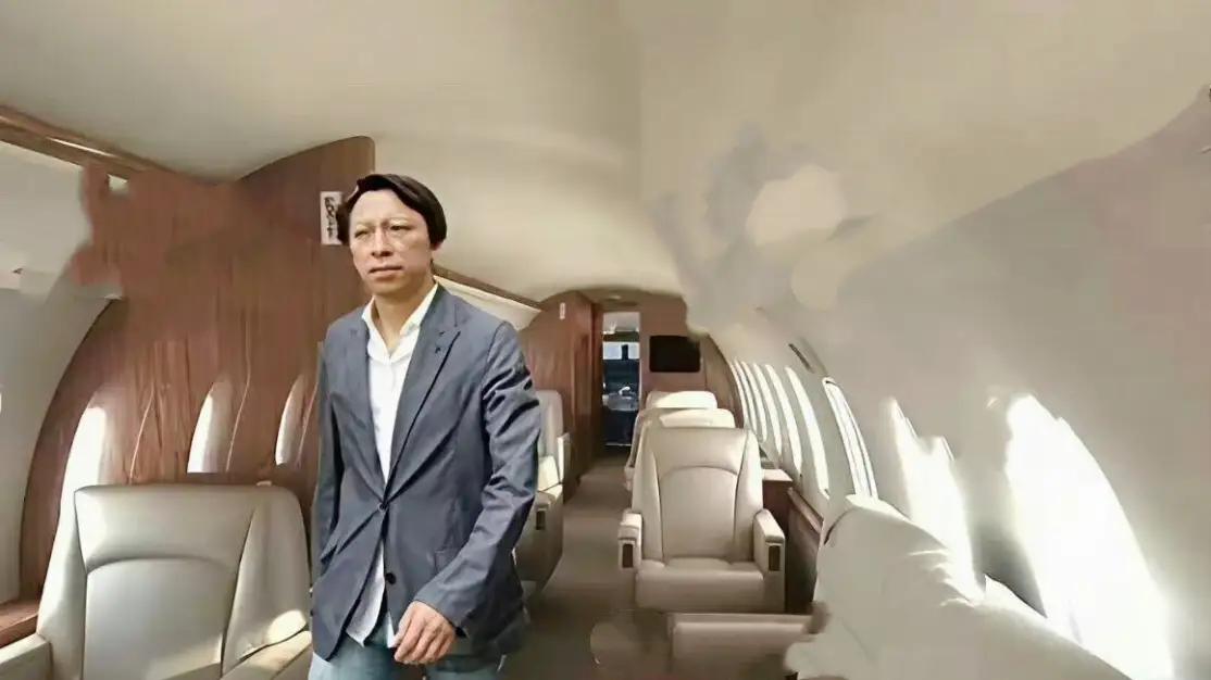 张朝向这才是真大佬，真正的钻石王老五，什么都见过了，什么都玩过了，如今回归到做学
