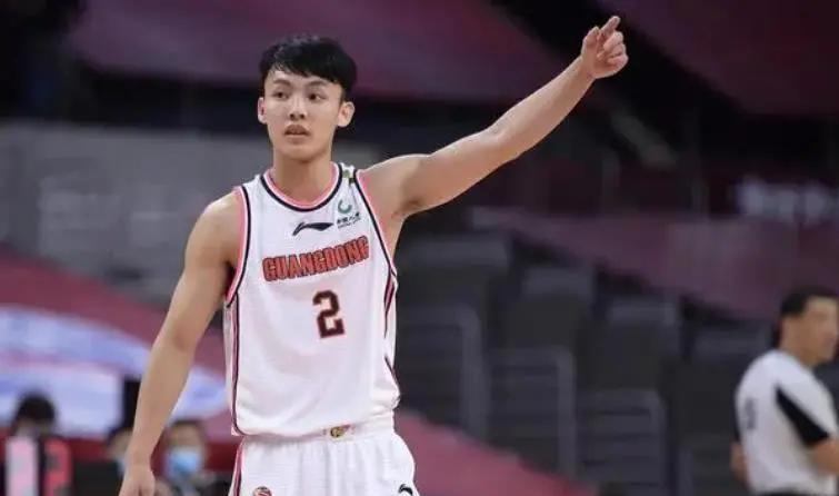 关于徐杰的事儿不少啊！徐杰进入CBA以来，事儿是没少出，他的前女友似乎和他杠上