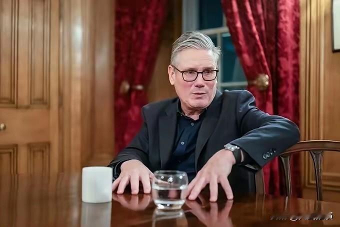 1月28日下午，斯塔默在飞往中国的专机上，接受了随行记者的采访，他给自己访华定下