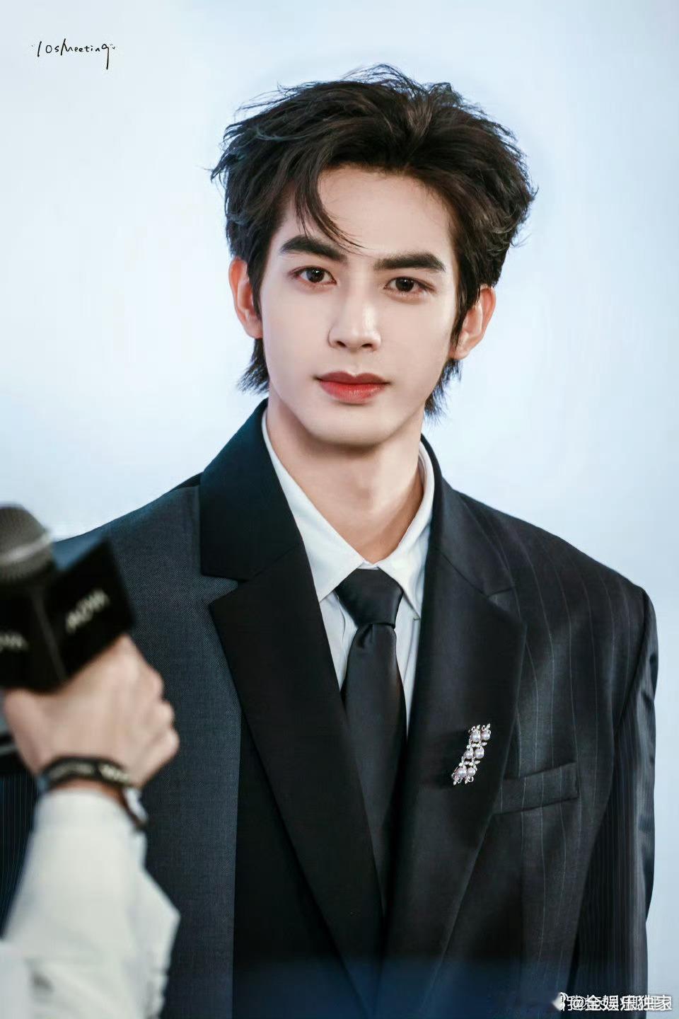 宋威龙送花给主持人宋威龙线下活动插画，插完花后还留了一朵送给主持人，还夸主持人专