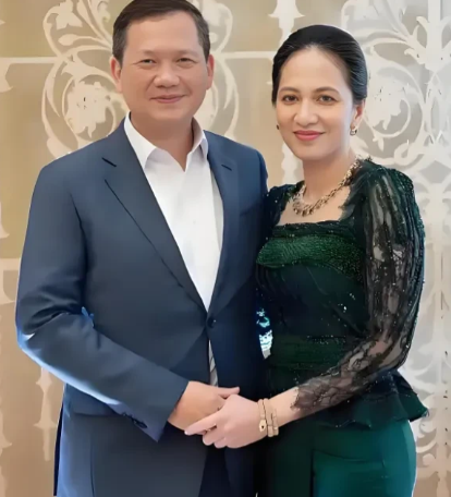 洪玛奈的夫人确实比佩通坦更加的美丽，不得不说，洪森挑儿媳妇的目光还是不错的。洪玛