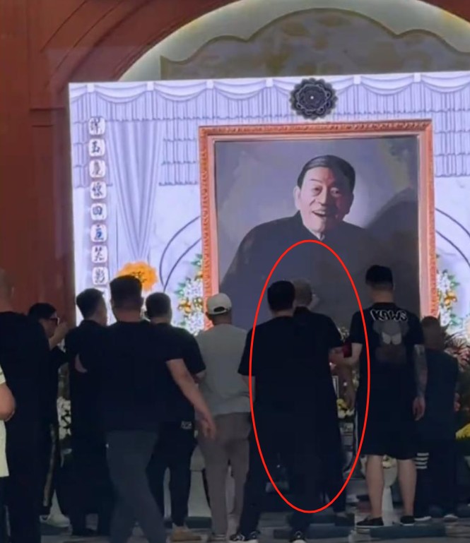 突发！杨少华吊唁现场出现意外，前央视导演灵前失控，看着杨老先生的遗像，越说越激动