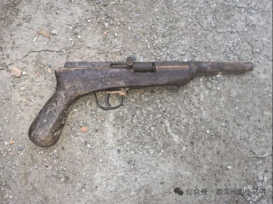 滨州一人主动交枪2026年1月30日，山东滨州，邹平台子镇的赵先生，在修缮打