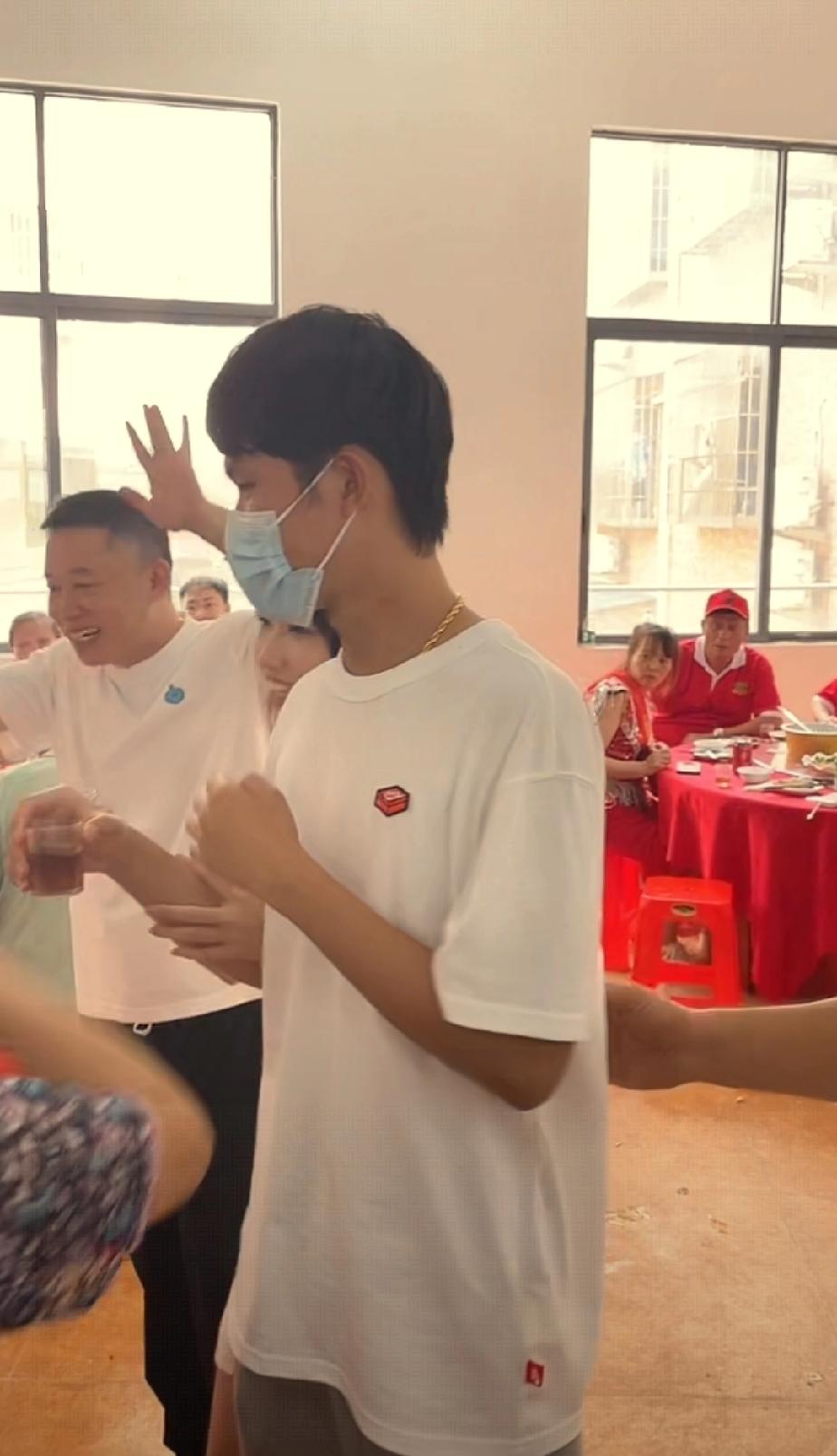 叶锐聪的姐姐极为低调，手上既无金手链，也无金手镯，脖子上亦不见金项链。然而，妈妈