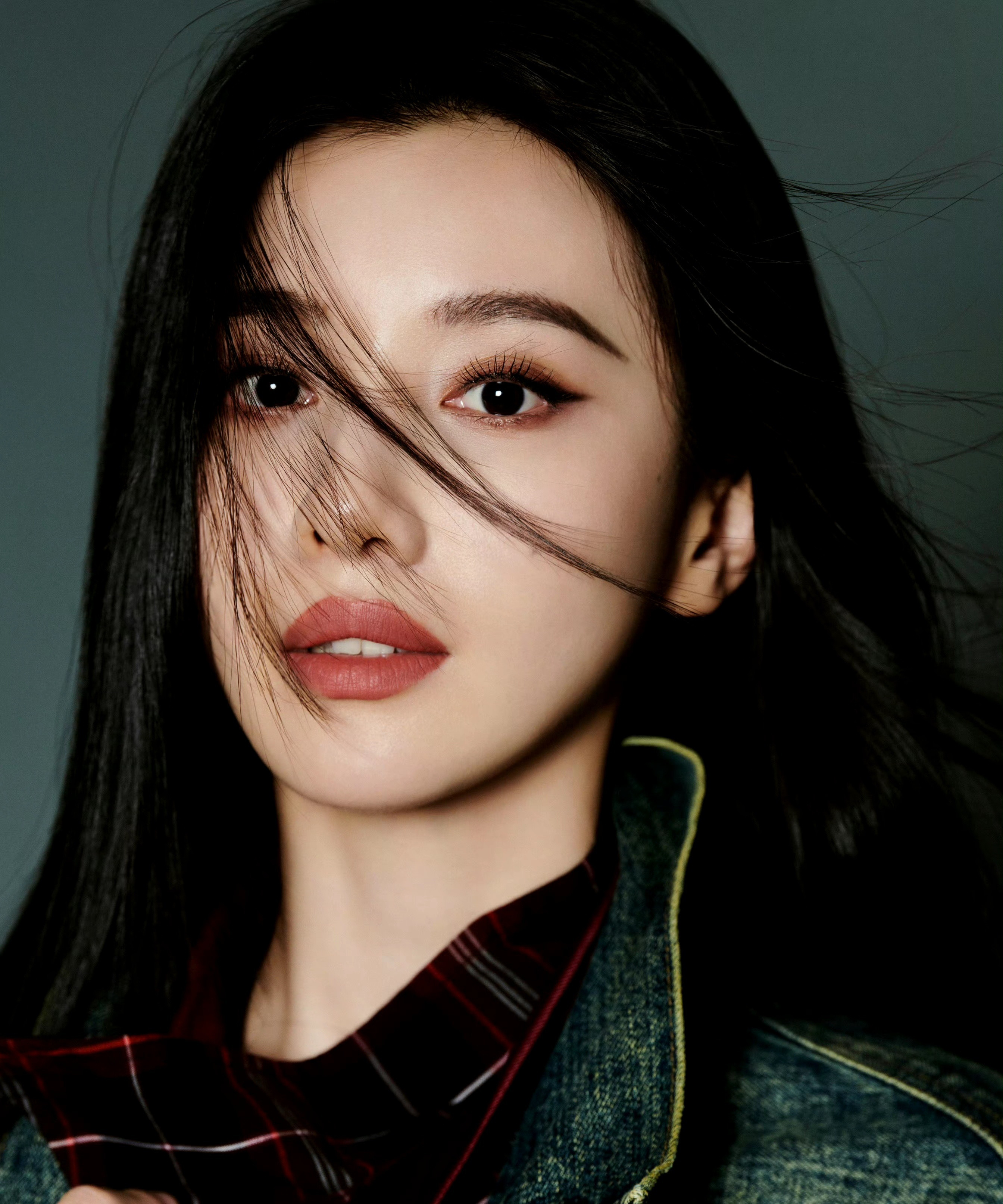 王鹤润：牛仔短裙，冷酷美人​​​