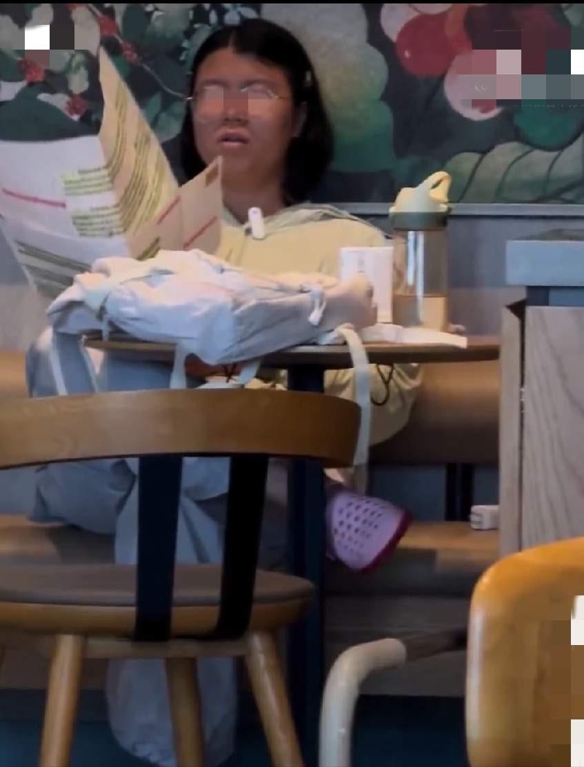 为什么人人都在喷星巴克这位准备考公的姑娘？原来是激起了“民愤”啊。她在咖啡馆的座